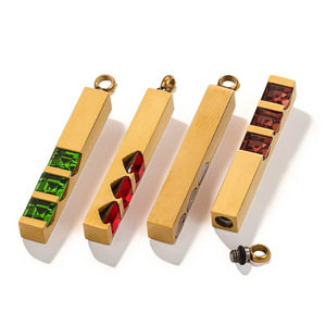 Pendentif barre rotatif en acier inoxydable plaqué or PVD |   Conception avec incrustations de cristaux multicolores et bouchon à vis pour le stockage de parfums - Product Image 2
