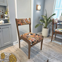Chaise de salle à manger en bois massif de caoutchouc au design moderne avec dossier rembourré en tissu - Meuble idéal pour appartement et usage domestique