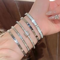 Hypoallergenes Edelstahl-Armband mit Hochwertiger Silberbeschichtung, Farbbeständiges Offenes Armband-Schmuckstück