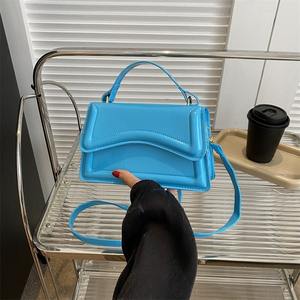 2024 Vintage Style femmes serrure sac à main avec gland couleur unie sac carré nouveau sac à bandoulière avec chaîne décoration printemps été - Product Image 3