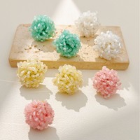 Boucles d'oreilles haut de gamme en forme de fleur comme accessoire de tenue professionnelle