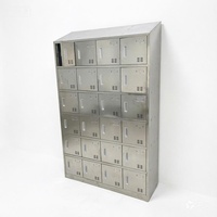 Armoire casier multi-utilisateurs en acier inoxydable 304 avec dessus incliné et conception anti-poussière, casiers de rangement pour employés pour cantines d'usines alimentaires