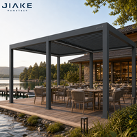 Commerciële aluminium louvre-pergola paviljoen voor aanlegplaats aan het meer, bootenhuis, restaurant, eetgedeelte met uitzicht op het water, terras en loungegedeelte