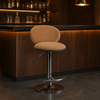 Tabouret de bar pivotant en velours beige avec dossier Pebble, assise à coussin épais, piétement chromé, repose-pieds, hauteur réglable, pour cuisine et maison