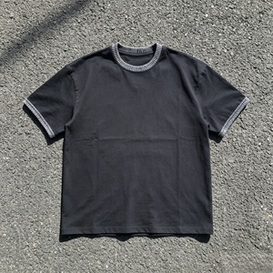 Camiseta de algodón negra de manga corta con cuello redondo para hombre, con ribete en contraste, corte regular, tejido de punto, color liso, estilo casual. - Product Image 1