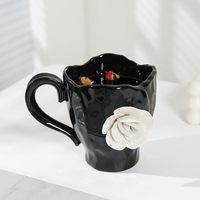 Tasse à café en céramique noire avec décoration de rose blanche 3D, bord ondulé, tasse à fleurs créative faite à la main pour la maison, cadeau, vente en gros