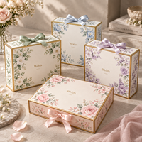 Boîte cadeau rectangulaire rigide en carton avec ruban imprimé floral, bordure dorée et logo personnalisé