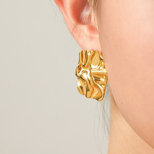 Boucles d'oreilles clous carrées texturées irrégulières en acier inoxydable plaqué or 18 carats, bijoux de créateur pour femmes, vente en gros - Product Image 1