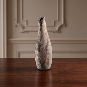 Jarrón alto y esbelto de cerámica Wabi Sabi, con una forma de arcilla orgánica de textura rugosa, 100% hecho a mano y esmaltado. - Product Image 3