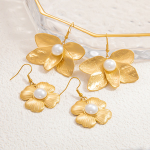 ต่างหูมุกทรงหยดน้ำ ชุบทอง 18K ประดับแบบ Bezel Setting สำหรับใส่ทุกวัน - Product Image 3