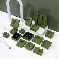 Boîte à bijoux en carton carré au design personnalisable, emballage avec gaufrage, matériaux recyclés biodégradables pour boucles d'oreilles, montres, cadeaux
