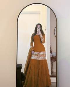 Dernier modèle de haut en faux georgette pour soirée, avec de magnifiques broderies entièrement en sequins et Sharara en Dori avec dupatta - Product Image 2