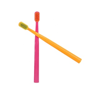 Cepillo de Dientes Manual Extra Suave de Cabeza Ancha Estilo Suizo, Popular, para Adultos, Uso Doméstico, Recomendado por Dentistas - Product Image 1