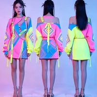 Tenue de rave géométrique réactive aux UV - Ensemble haut épaules dénudées découpé et mini-jupe, Costume de performance pour festivals EDM