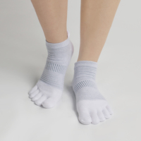 Chaussettes cinq doigts pour jeunes, personnalisées OEM, en coton GOTS, athlétiques, avec bande en caoutchouc pour la voûte plantaire, semelle en tissu éponge, antibactériennes, minimalistes, pour la course à pied