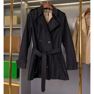 Gabardina de Mujer de Longitud Media con Doble Abotonadura, Chaqueta Burberry Negra con Cinturón y Epaulettes - Product Image 1