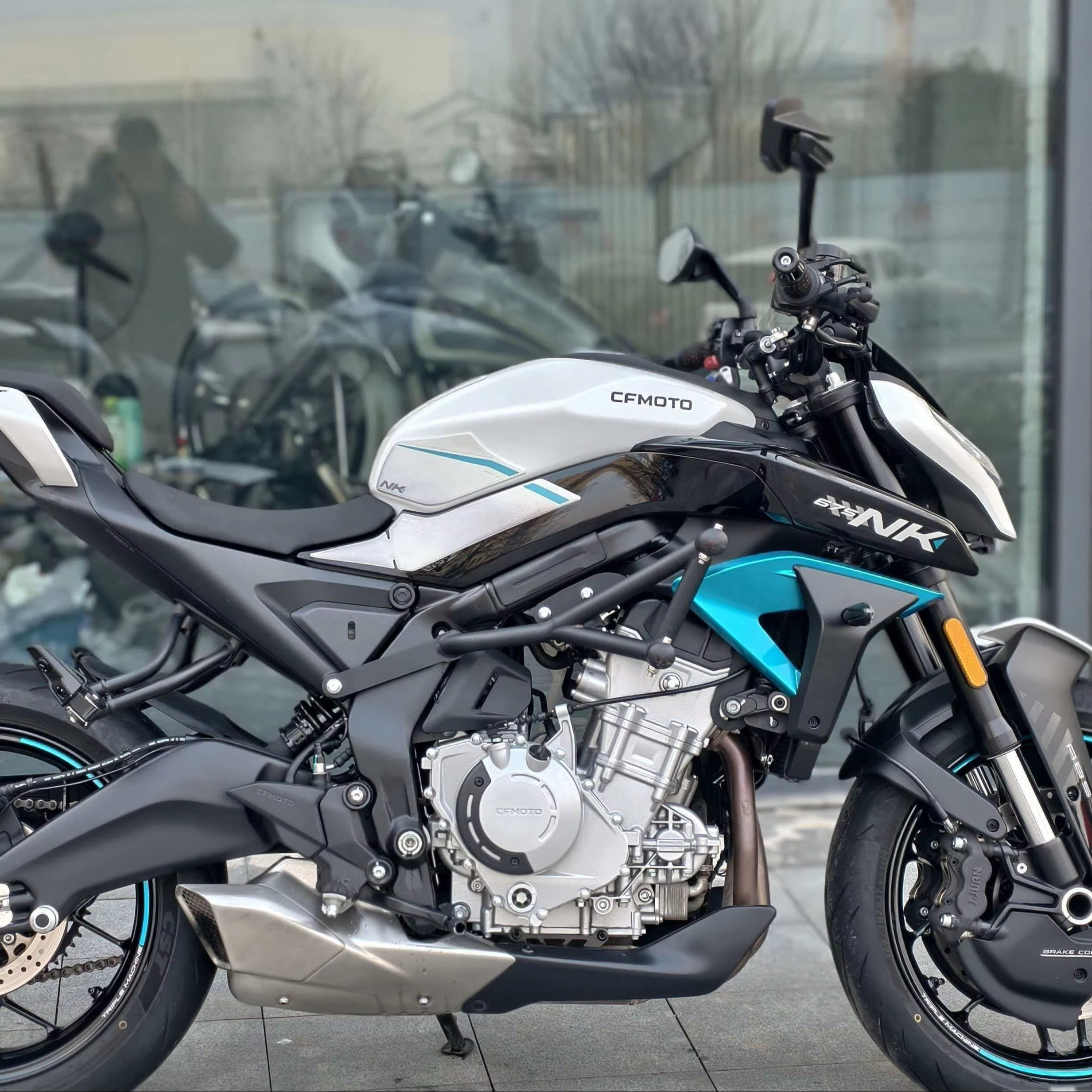 CFMOTO/CFZ8用モーターサイクルブレーキキャリパー、ZFORCEディスク 最適なパフォーマンスのためのプレミアム品質：オートバイ用耐久性
