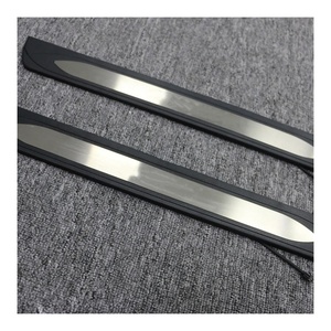 โรงงานขายส่ง KQD ขายดี คุณภาพสูง แผ่นกันรอยขอบประตูรถยนต์ พร้อมไฟ LED สำหรับ Toyota Yaris ปี 2018 ขึ้นไป - Product Image 1