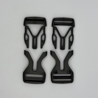 Fixez la boîte intérieure de la valise avec la boucle fixe et utilisez la boucle à dégagement rapide sur le côté pour une ouverture facile.