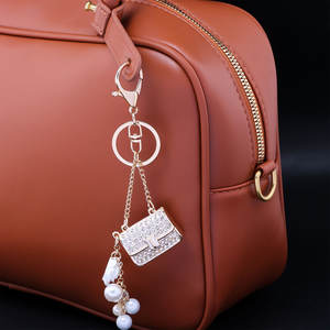 Llavero Pequeño al por Mayor para Mujer, Llavero de Coche con Anillo de Metal con Incrustaciones de Diamantes y Perlas, Estilo Bolso de Hombro con Logotipo Personalizado - Product Image 2