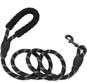 Corde de 6.5 pieds avec poignée rembourrée confortable, fils hautement réfléchissants laisse de chien forte pour chiots petits chiens moyens et grands - Product Image 1