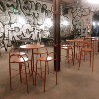 Ensemble de meubles d'extérieur en fer coloré, moderne, minimaliste, durable, écologique, imperméable, pour hôtel, école, usage de loisirs, table et chaises