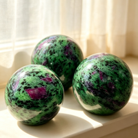 Sphère en cristal de zoïsite avec rubis naturel en gros pour la décoration intérieure et les cadeaux minéraux