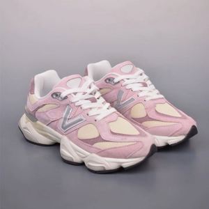 Nouvelle Collection 2026 : Chaussures Décontractées Femme Style Rétro Tendance, Personnalisables, en Daim 9060, Légères, Confortables et Amortissantes, Idéales Toutes Saisons pour la Marche - Product Image 1