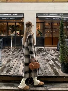 Manteau trench épais à carreaux pour femme, élégant, long, à double boutonnage, en tissu non extensible, coupe classique, pour l'automne - Product Image 4