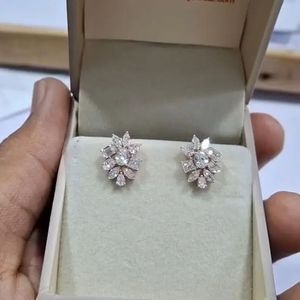 Pendientes de Oro Amarillo de 14K con Diamantes Cultivados en Laboratorio, Certificados por IGI, Diseño Floral de Estrella, Elegantes para Novia, Boda, Fiesta - Product Image 1