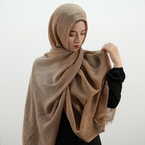 Nouveautés : Écharpes musulmanes personnalisées avec logo, écharpe d'hiver de créateur, châle tissé en acrylique dégradé, <span class=keywords><strong>hijab</strong></span> Vela couleur unie teint à la main 2026 - Product Image 5