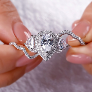 Anello da Donna in Oro Bianco con Diamante Taglio a Pera, Anello di Fidanzamento con Diamante Naturale Colore G, Pietra Principale e Pietre Laterali - Product Image 2