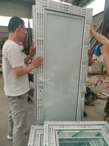 Swing mở cửa duy nhất cửa ra vào đôi kính PVC uPVC cửa với xây dựng trong rèm - Product Image 4