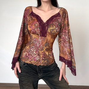 Camiseta informal de mujer estilo bohemio vintage con encaje, cuello en V, manga larga acampanada y bloques de color para streetwear - Product Image 4