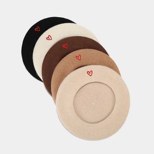 Boina de Lana Retro Británica de Moda para Mujer, con Bordado de Corazón, Estilo Urbano Versátil, Sombrero de Celebridad de Internet para Primavera e Invierno - Product Image 3