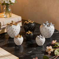 Figurine de fraise en résine esthétique fabriquée sur mesure, sculpture de fruit moderne, ornement de table pour la décoration d'étagère de salon