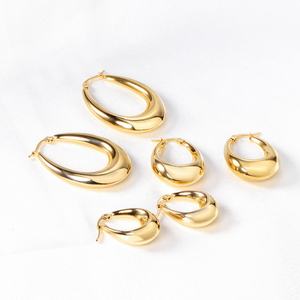 Joyería de Moda al por Mayor, Aros Personalizados de Acero Inoxidable con Baño de Oro de 18K, Diseño Hueco en Forma de U, para Mujer - Product Image 3