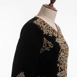 Veste en velours noir de luxe pour femme avec broderie florale or et argent faite à la main, détails de corsage à col en V - Product Image 2