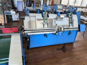 Máquina de bloqueo de papel, máquina de papel final, bloque de libros de ejercicios, máquina basculante de hojas finales, máquina de cinta de columna vertebral de libros - Product Image 1