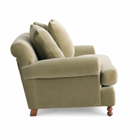 Fauteuil surdimensionné en velours vert olive avec accoudoirs roulés et pieds en bois pour salon