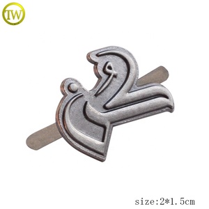 Etichette <span class=keywords><strong>per</strong></span> <span class=keywords><strong>Accessori</strong></span> di Piccole <span class=keywords><strong>Borse</strong></span> Realizzate dal Produttore, Targhette Personalizzate in Lega con Logo Goffrato in Nichel Anticato <span class=keywords><strong>per</strong></span> Mini <span class=keywords><strong>Borse</strong></span> - Product Image 2