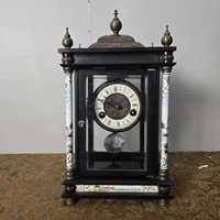 Horloge à marteaux de style français à quatre glaçons en verre, en laiton, à mécanisme de 15 jours, avec colonnes en faux marbre et frise en émail