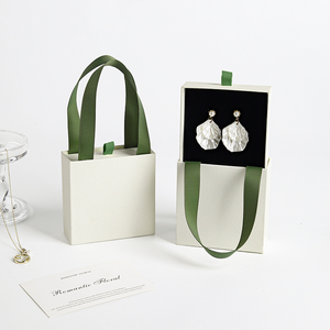 Boîtes de rangement pour boucles d'oreilles de luxe roses personnalisées avec logo imprimé, avec sac en velours flanelle, boîte à bijoux en carton - Product Image 2