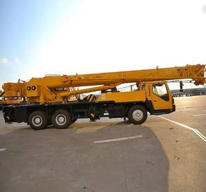 Grue sur camion QY25K5C, capacité de levage de 25 tonnes, flèche hydraulique mobile en U à 5 sections de 41 m, haute stabilité, prête à être expédiée - Product Image 1