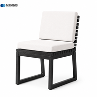 Ensemble de salle à manger d'extérieur moderne en aluminium noir thermolaqué, imperméable, avec coussins blancs, pour hôtel, complexe hôtelier, villa, patio