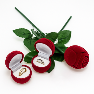 Estuche <span class=keywords><strong>para</strong></span> Anillo <span class=keywords><strong>y</strong></span> Caja de Regalo de <span class=keywords><strong>Joyería</strong></span> con Rosas Rojas Florales en Relieve <span class=keywords><strong>para</strong></span> Propuesta Romántica de San Valentín - Product Image 2