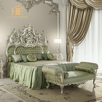 Meubles de chambre à coucher en bois massif royal européen antique doré Sculpture sur bois de luxe Lit King Size