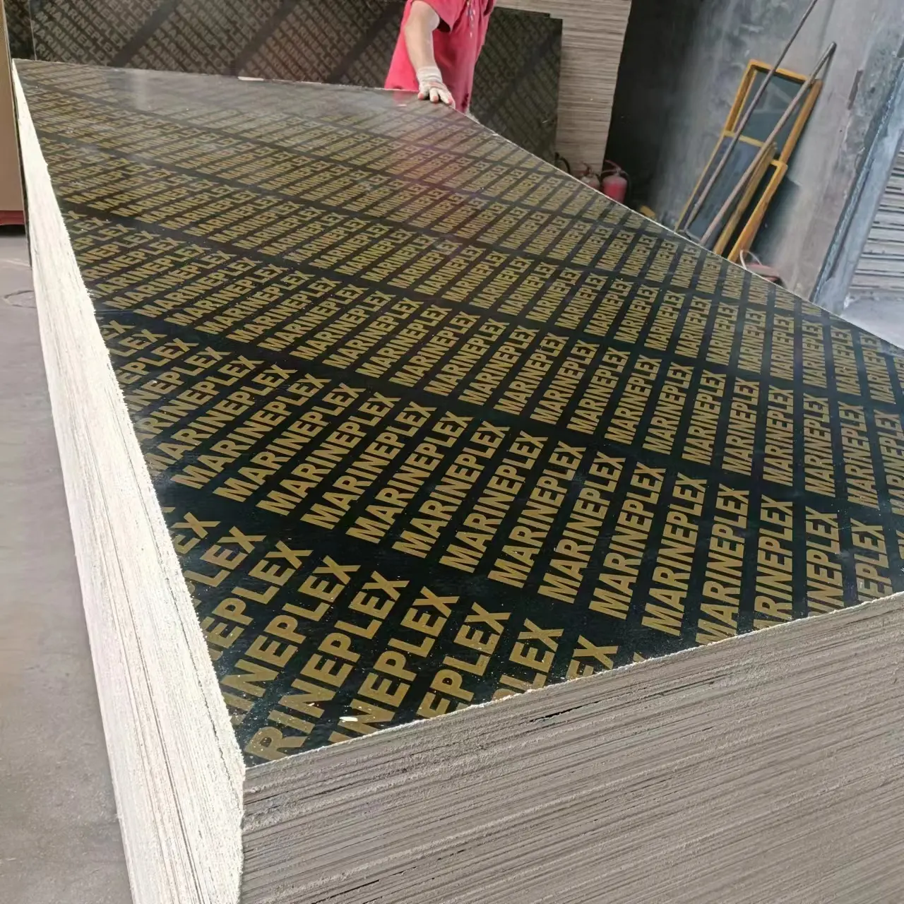 Factory Supply 1220mm x 2440mm x 18mm White Wood Formwork Plywood Film Faced Plywood 18mm for Furniture