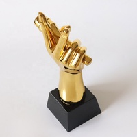 Sur Mesure en résine couleur Or voix main trophée avec base en cristal