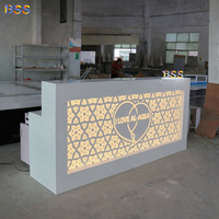 Comptoir de réception moderne blanc avec LED et laser pour spa, clinique, cabinet médical, idées de comptoirs personnalisés Krion Healthcare - Prix